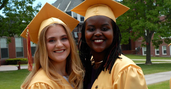 due exchange student sorridenti il giorno della graduation americana