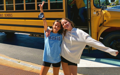 Exchange student e foto ricordo davanti allo school bus