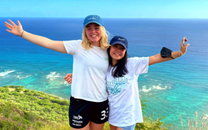 smiling-girls-in-front-of-sea-view Tab-2-Valg land och program 407x255 px