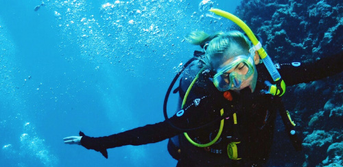 Exchange student scuba diving in Australia