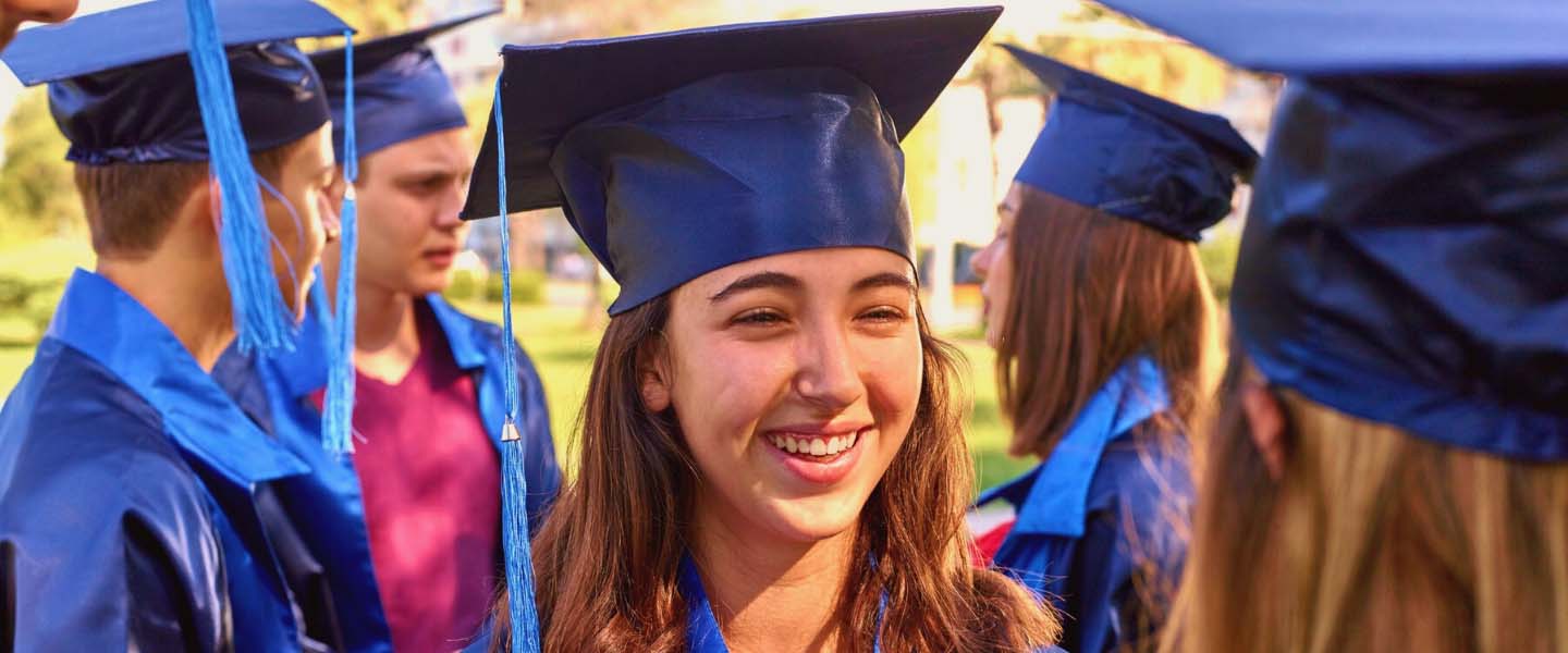 Exchange Student sorridente il giorno della Graduation alla fine dell'anno all'estero in USA