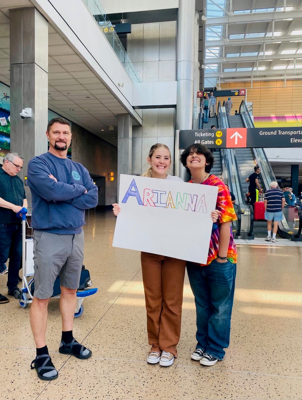 Vincitore della borsa di studio Itaca atteso dalla famiglia ospitante in aeroporto