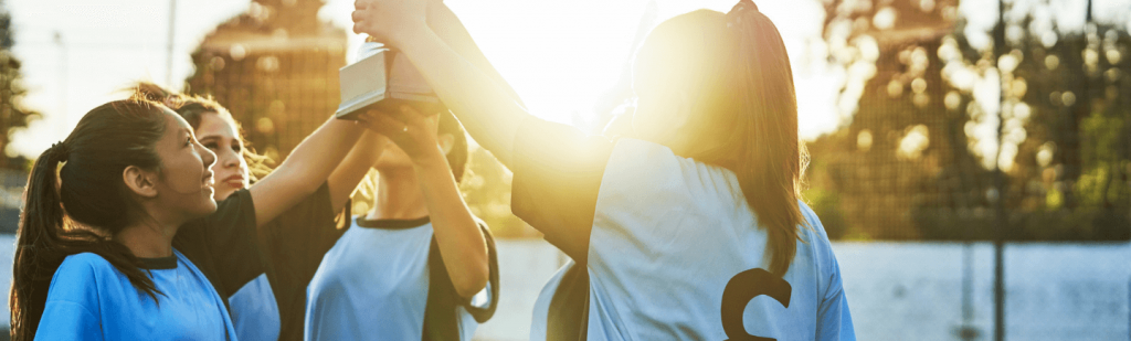 ragazze che fanno gioco di squadra durante l'anno scolastico all'estero