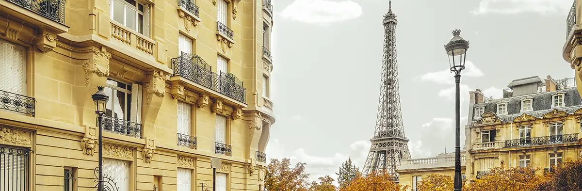 Vista sulla torre Eifell da una strada di parigi