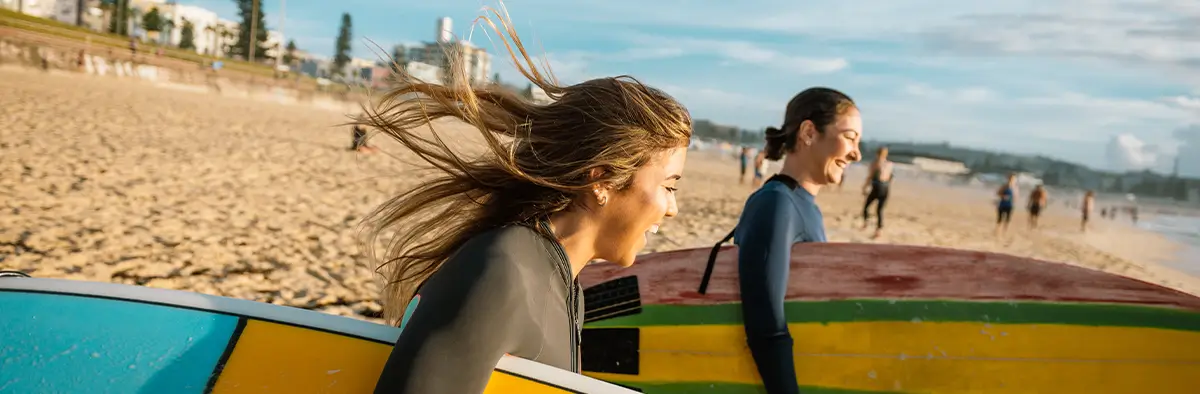 Ragazze in Surf durante lo scambio cultuale nell'anno all'estero