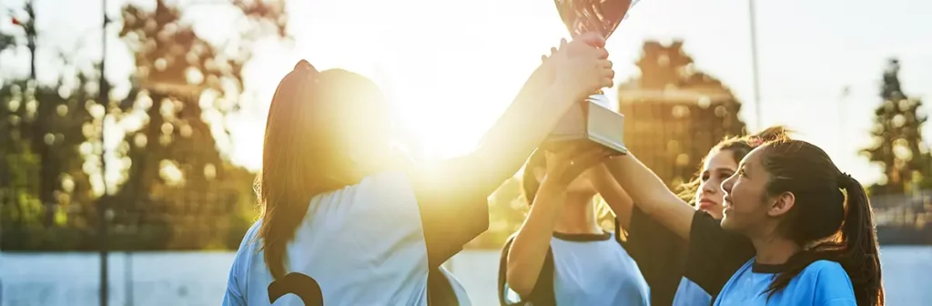 Ragazzi che festeggiano una vittoria durante l'anno all'estero