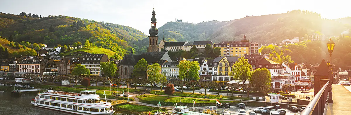 Paesaggio sulle colline e sul fiume in una città in Germania 