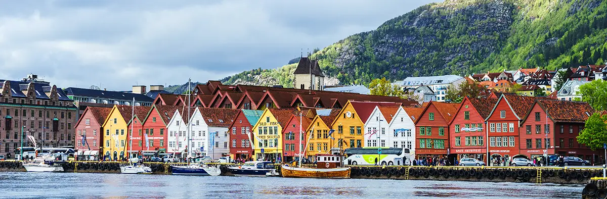 paesaggio tipico della Norvegia con case colorate tipiche sul fiume 