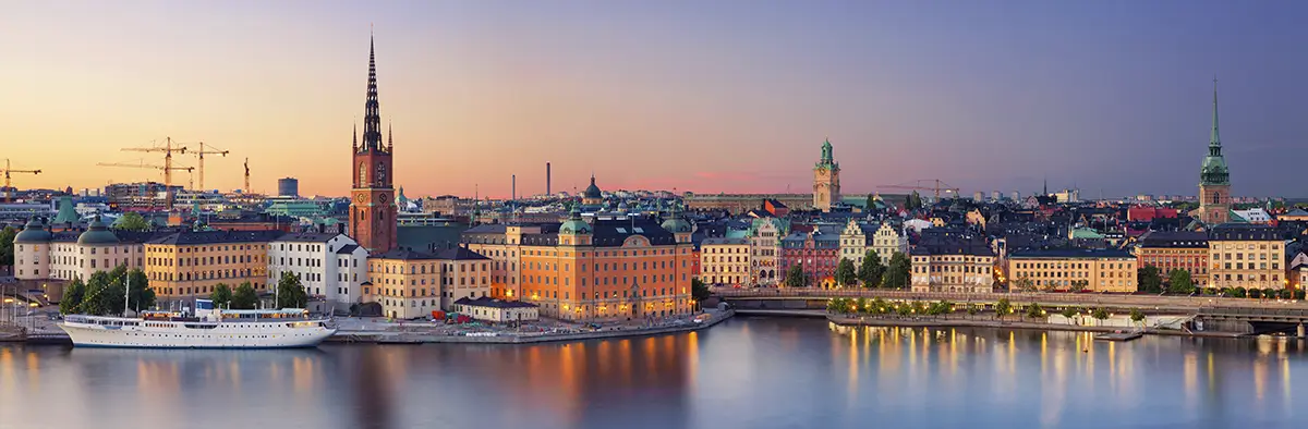 Capitale svedese con monumenti e case sul fiume