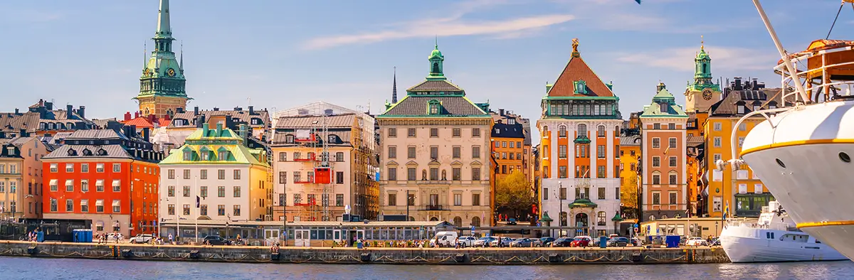 Paesaggio Svezia con fiume e case colorate tipiche del territorio 