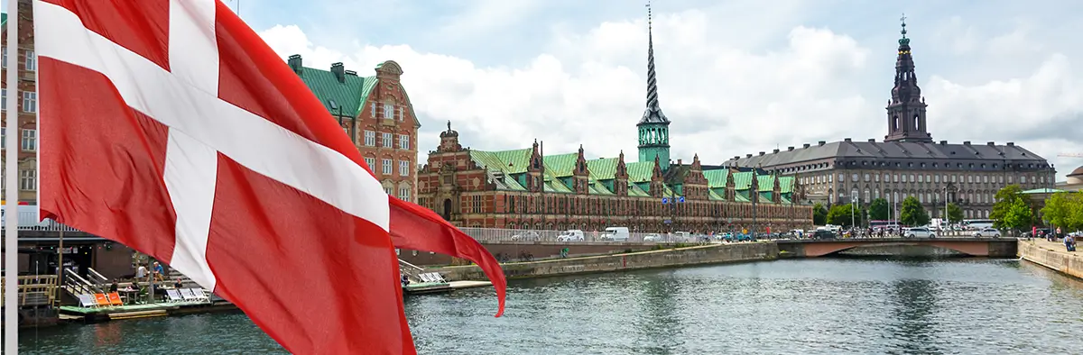 Bandiera della Danimarca sul paesaggio danese con castello reale di copenaghen 