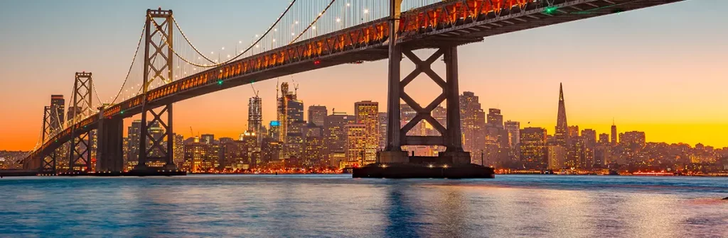 Paesaggio di newyork con fiume ponti e grattacieli