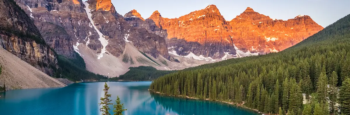Paesaggio tipico del Canada con lago montagna e alberi al tramonto