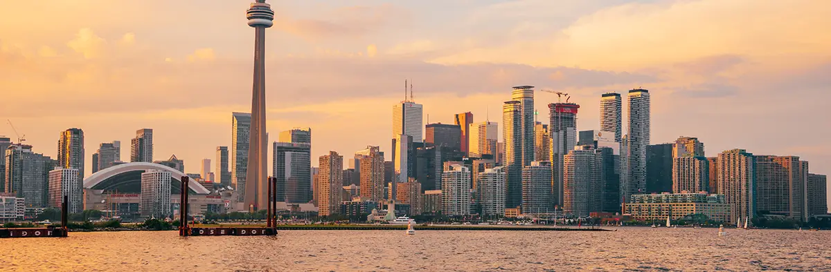 vista sulla città di Toronto in Canada con grattacieli al tramonto