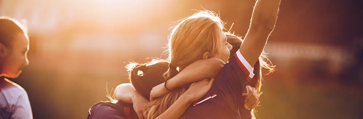 Ragazze durante l'anno all'estero che festeggiano per la vittoria di una partita