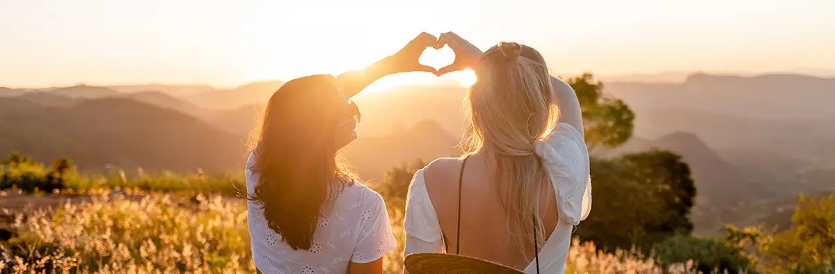 Ragazze durante l'anno all'estero che guardano il panorama