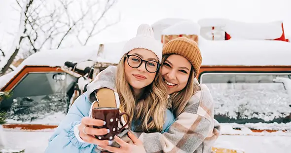 Ragazze durante l'exchange all'estero che bevono una cioccolata durante l'inverno