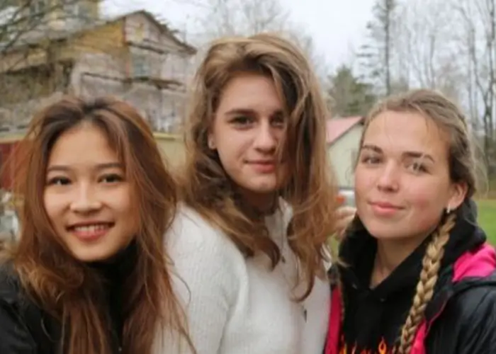 tre ragazze durante l'anno all'estero in posa per fare una foto 