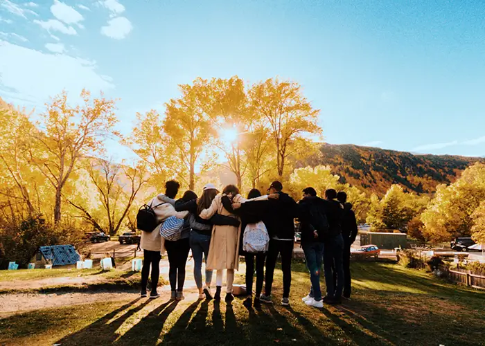 Ragazzi durante il loro anno all'estero che si abbracciano in un parco