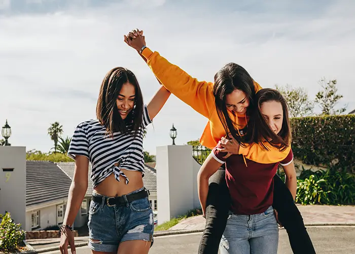 tre amiche che camminano durante l'anno all'estero