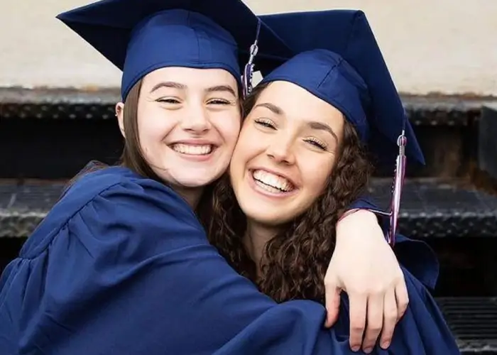 Due ragazze che festeggiano il diploma durante l'anno all'estero