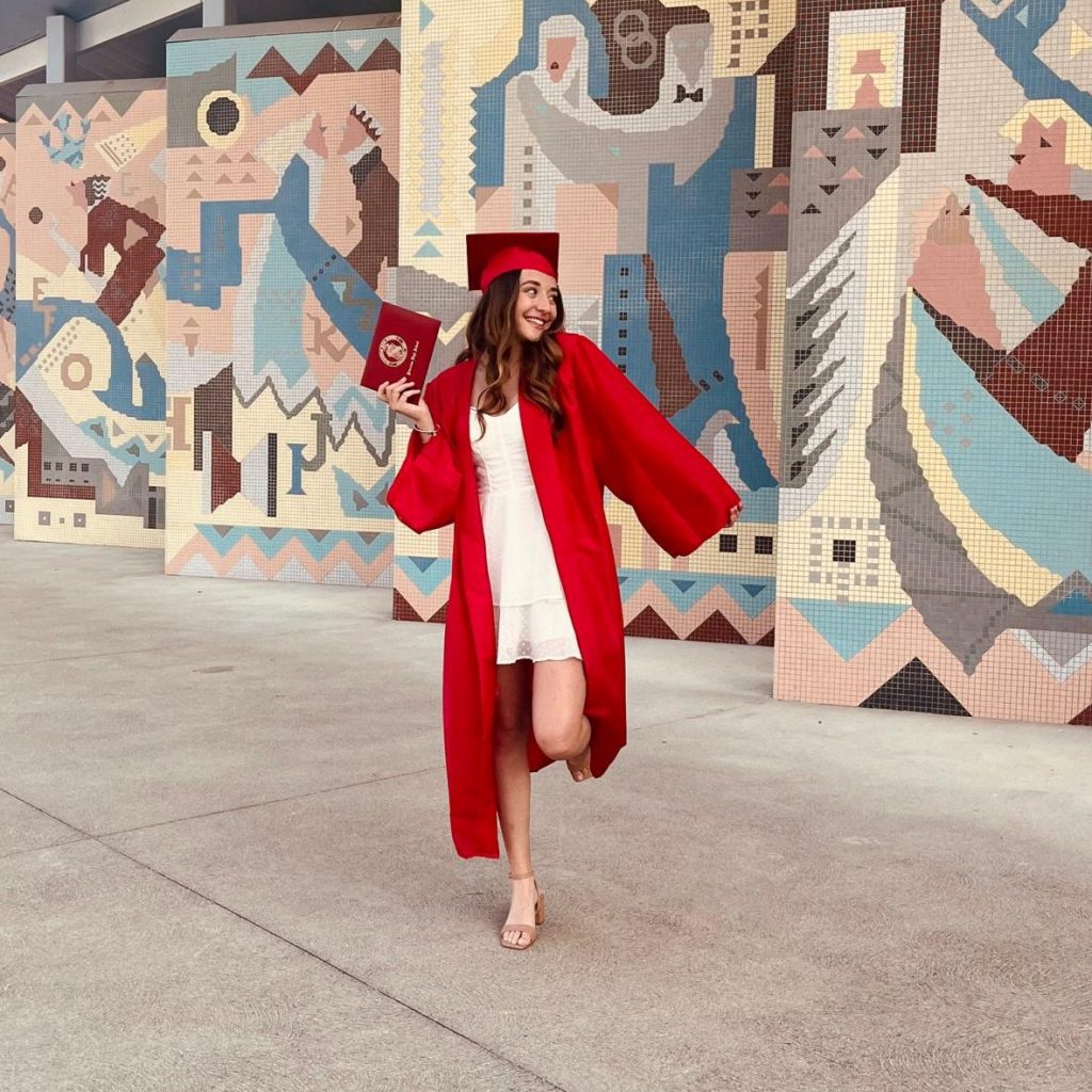Ragazza durante la graduation durante l'anno all'estero