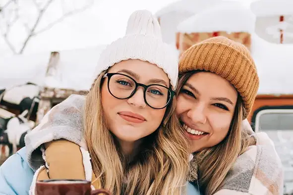 Ragazze durante l'anno all'estero che bevono una cioccolata all'aperto