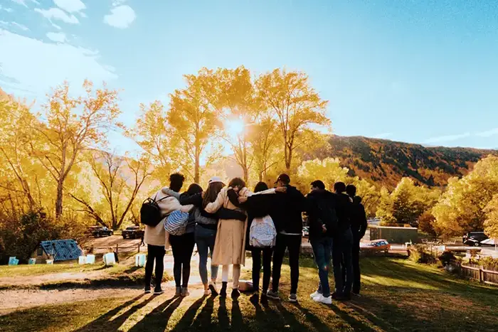 Ragazzi durante il loro anno all'estero che si abbracciano in un parco
