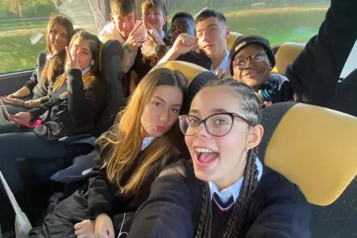 ragazzi exchange student durante l'anno all'estero in irlanda che si fanno una foto in bus