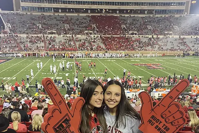 ragazze alla partita di baseball in america durante l'anno all'estero